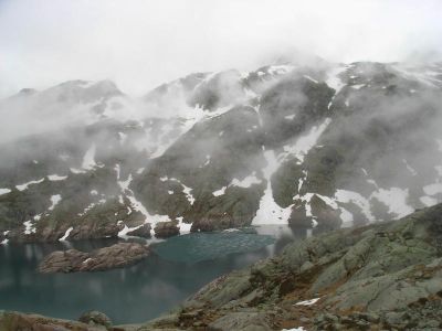 Vers le Bachimana Alto, la brume s'installe sur les reliquats de neige